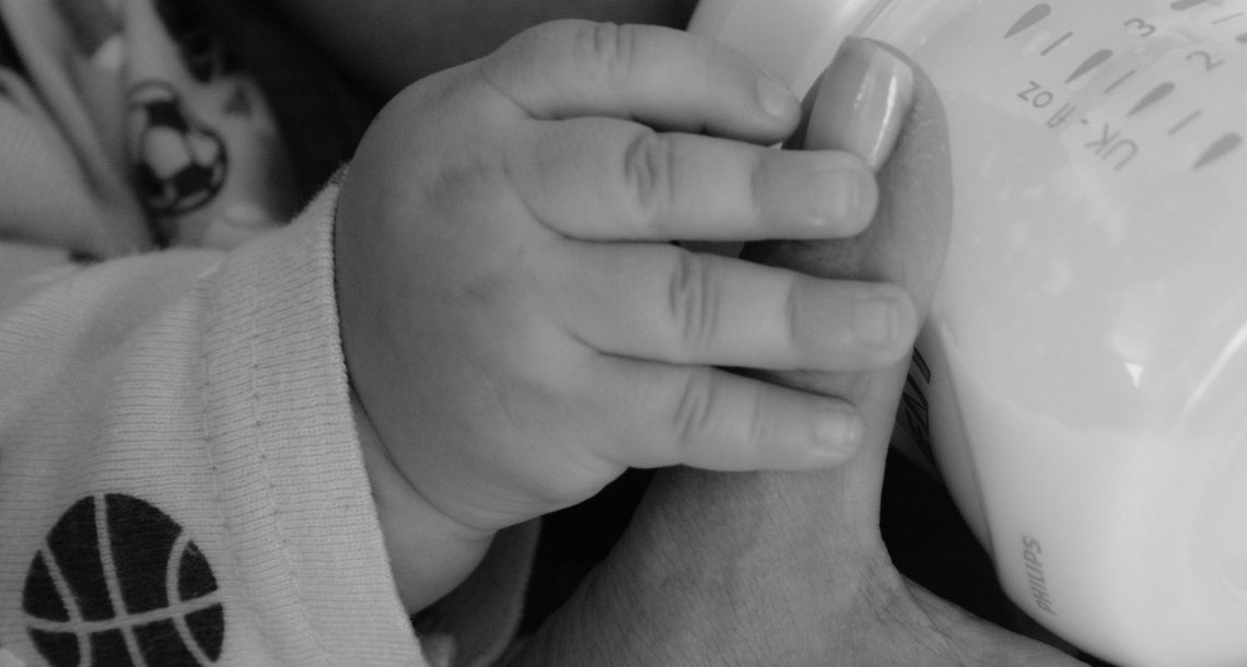 בין טרור הנקה ליד קלה על הבקבוק